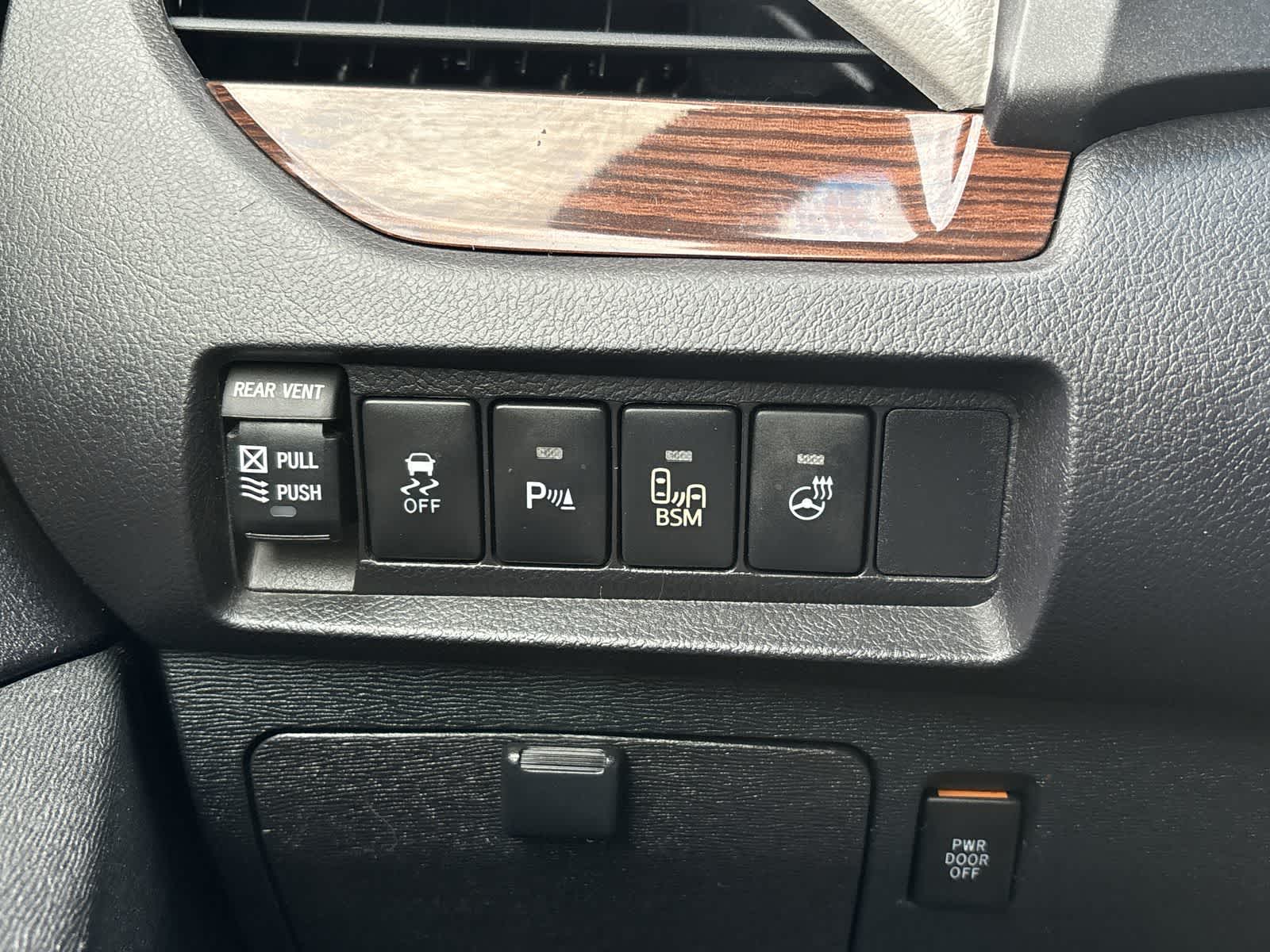 Thumbnail: 2015 Toyota Sienna - 6