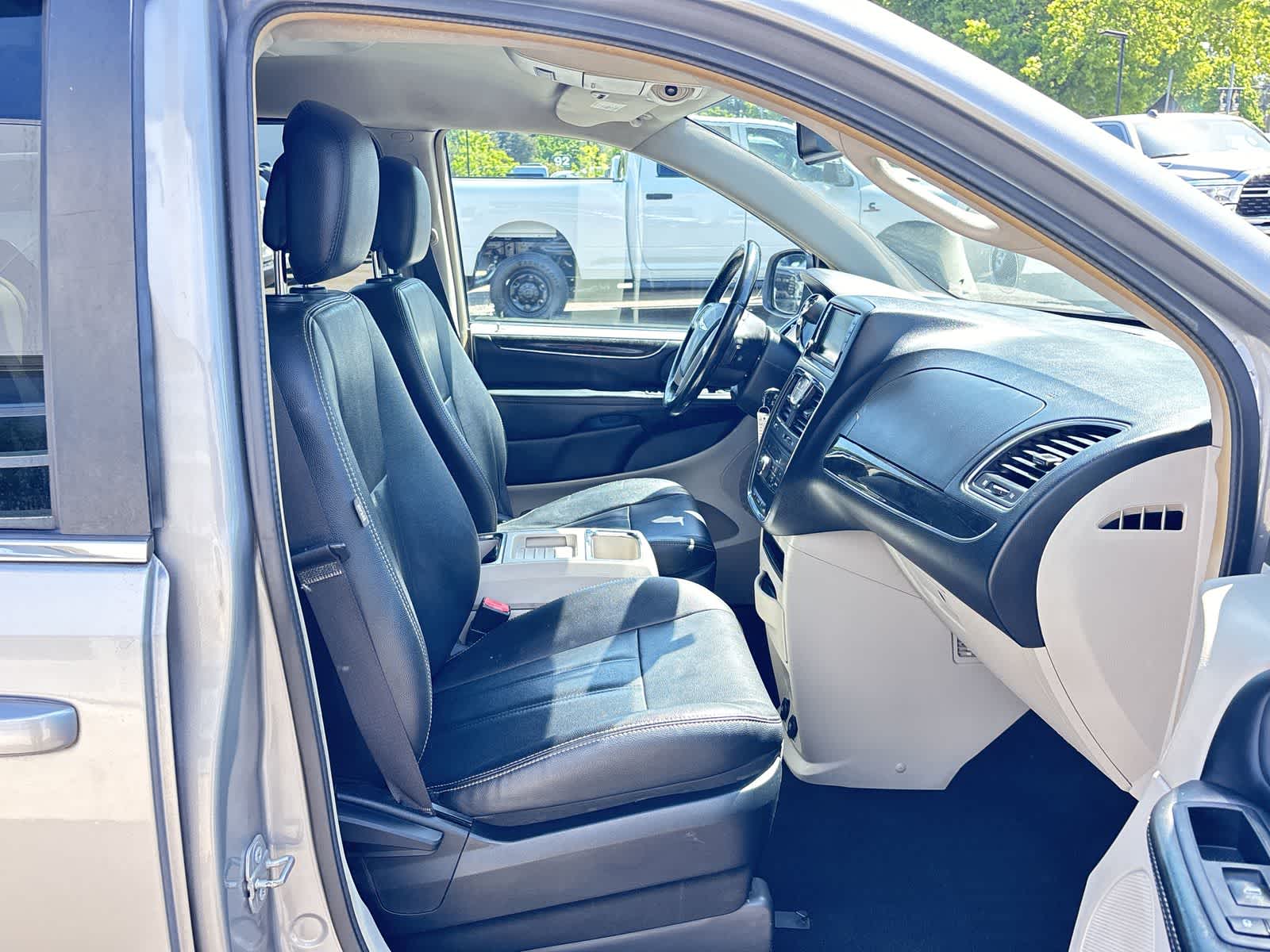 Thumbnail: 2016 Chrysler Town & Country - 9