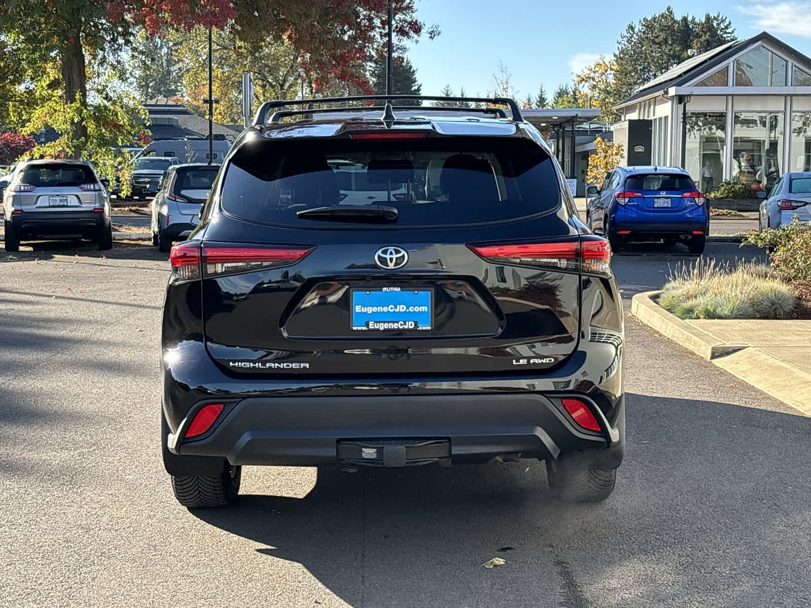 2022 Toyota Highlander LE photo 3