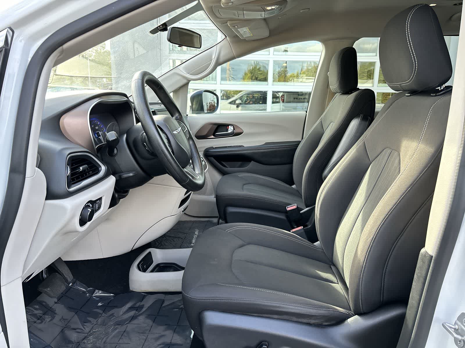 Thumbnail: 2020 Chrysler Voyager - 7