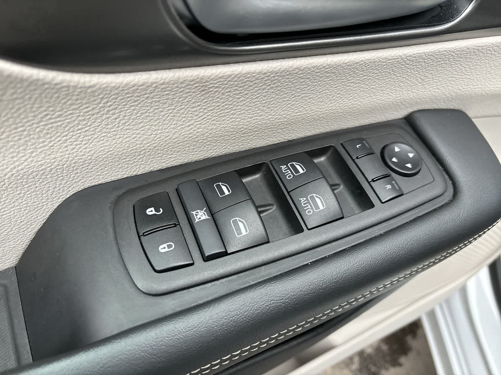 Thumbnail: 2024 Chrysler Pacifica - 8