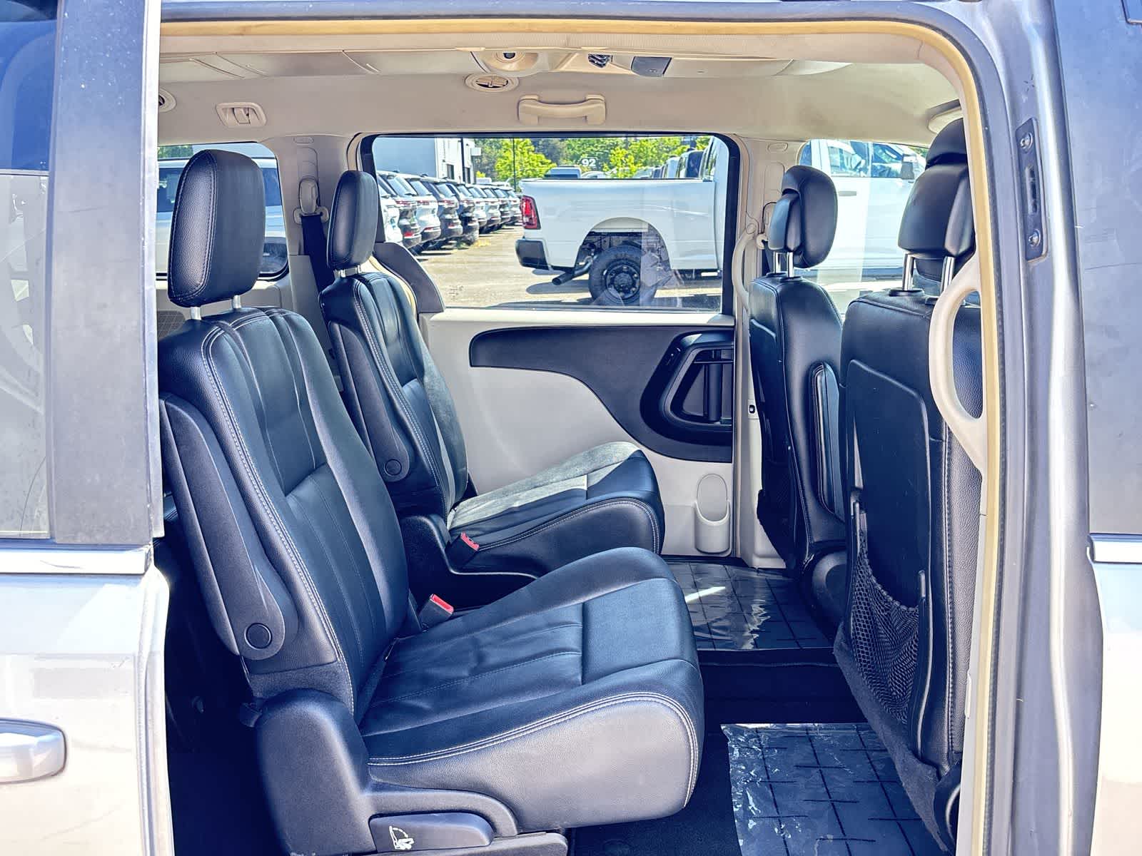 Thumbnail: 2016 Chrysler Town & Country - 10