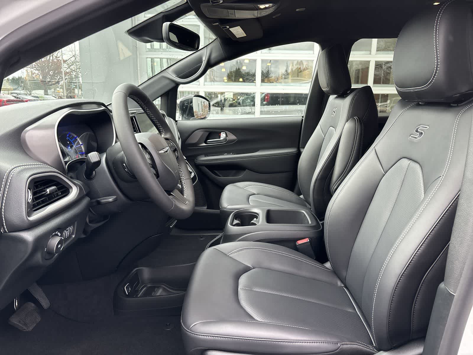 Thumbnail: 2026 Chrysler Pacifica - 9