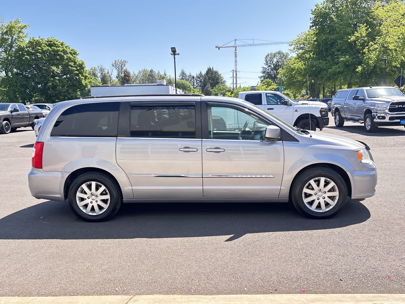 Thumbnail: 2016 Chrysler Town & Country - 6