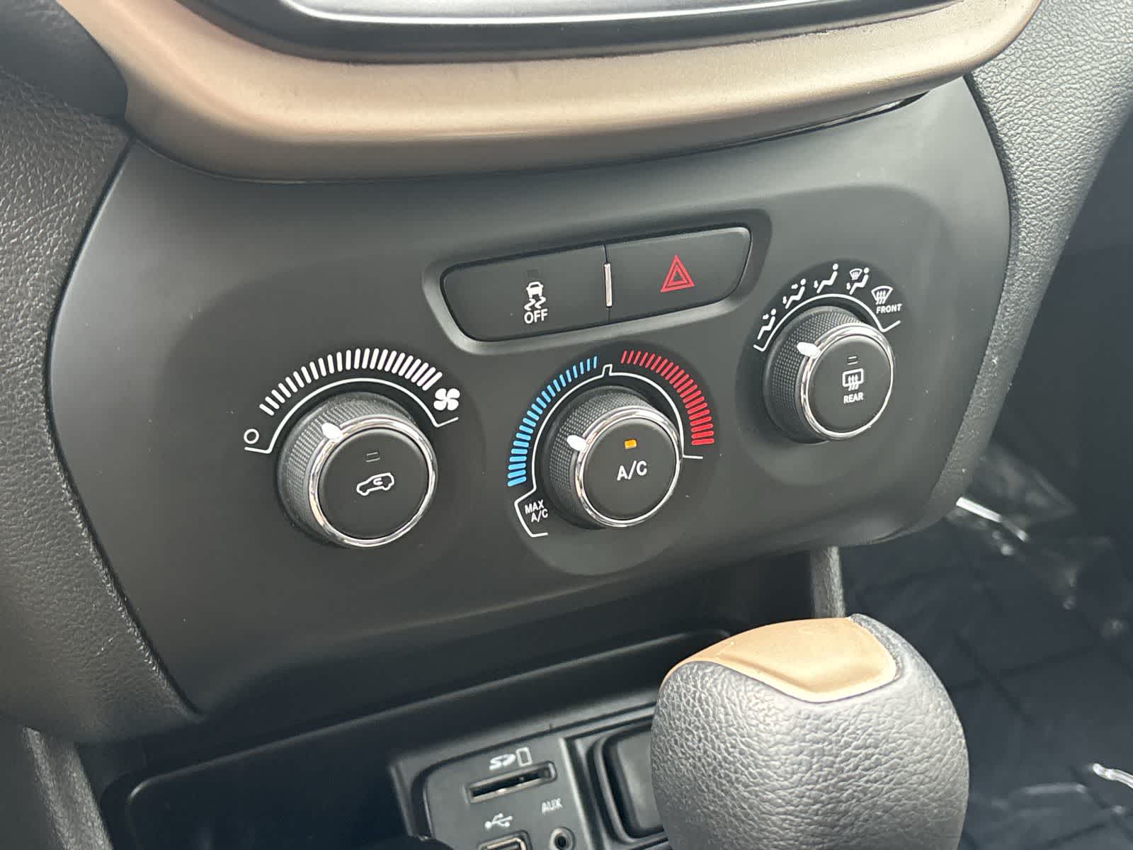 Thumbnail: 2018 Jeep Cherokee - 22