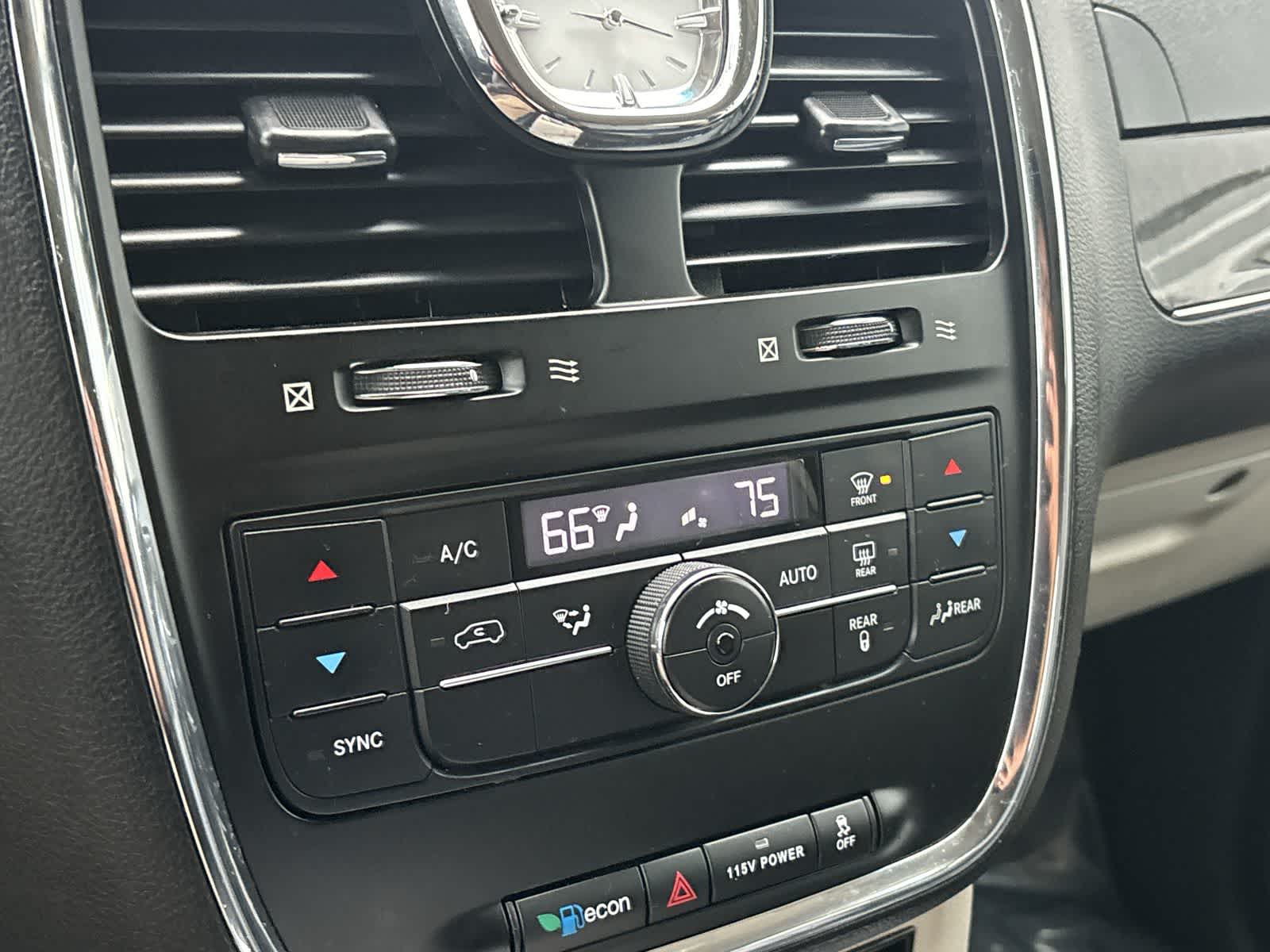 Thumbnail: 2016 Chrysler Town & Country - 21