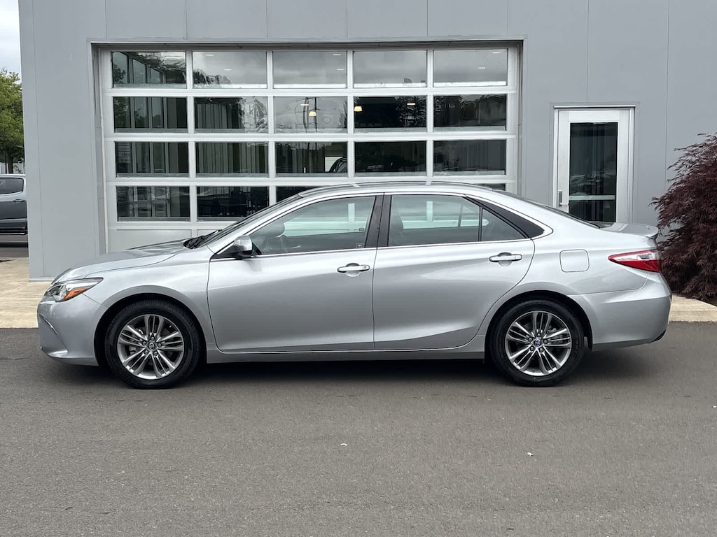 Used 2015 Toyota Camry SE Sedan