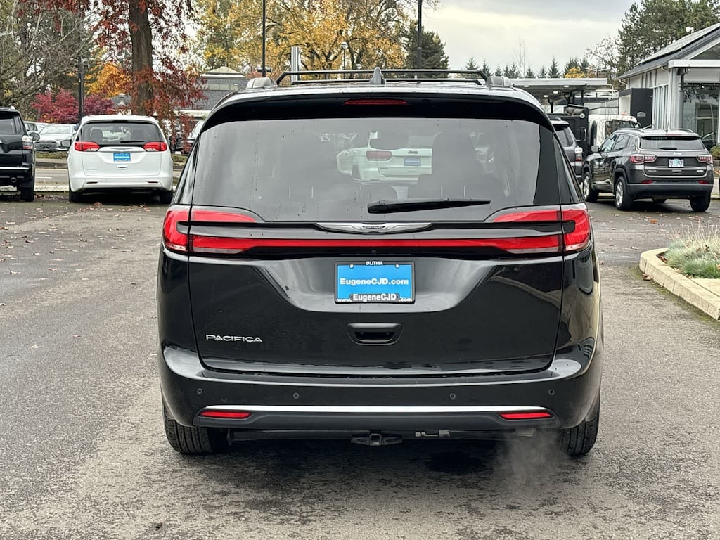 Used 2022 Chrysler Pacifica Touring L Van Passenger Van