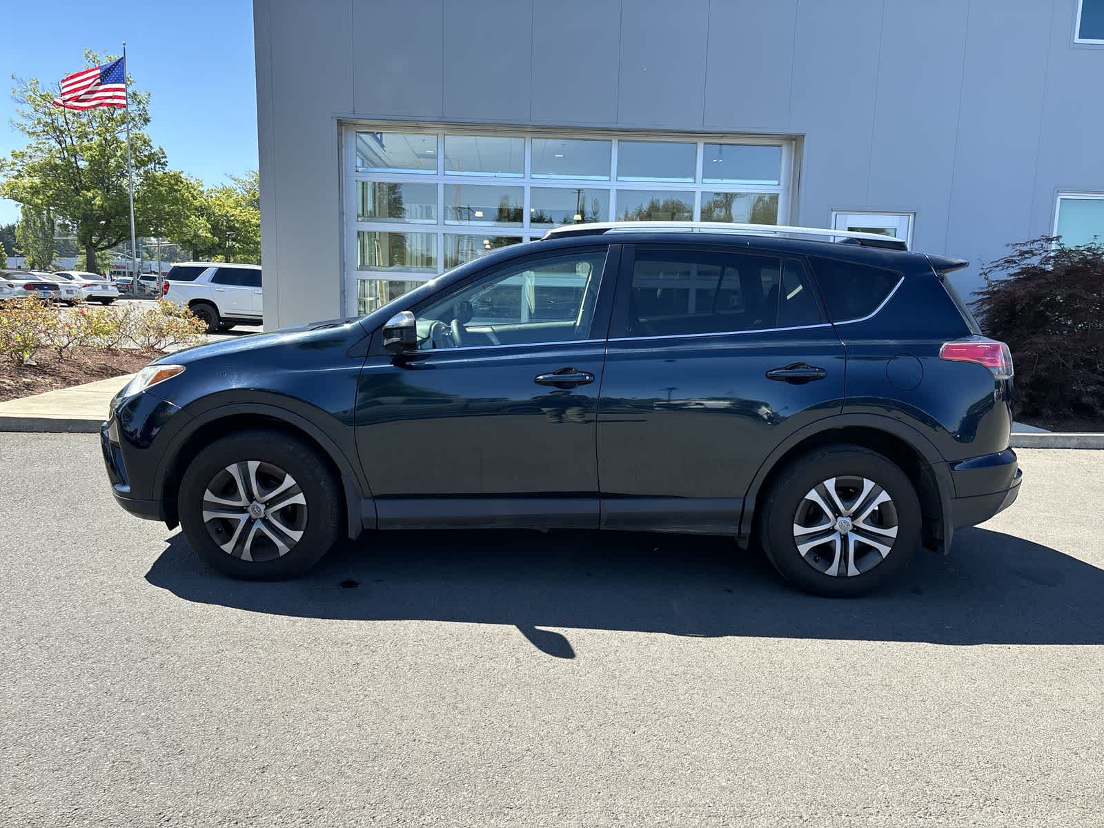 Thumbnail: 2018 Toyota RAV4 - 2