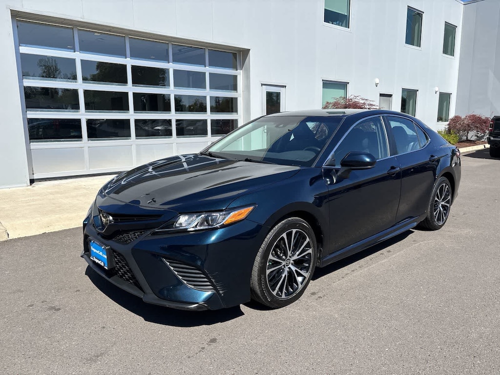 Used 2020 Toyota Camry SE Sedan