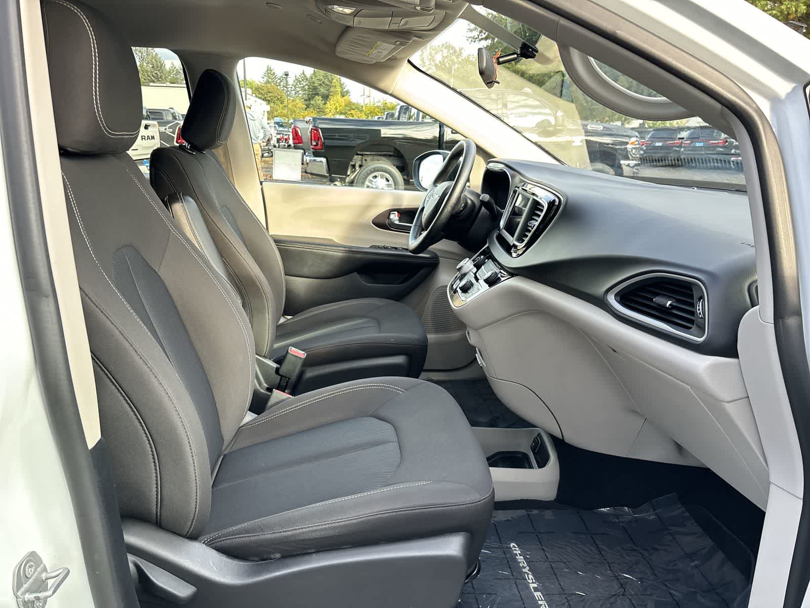 Thumbnail: 2020 Chrysler Voyager - 4