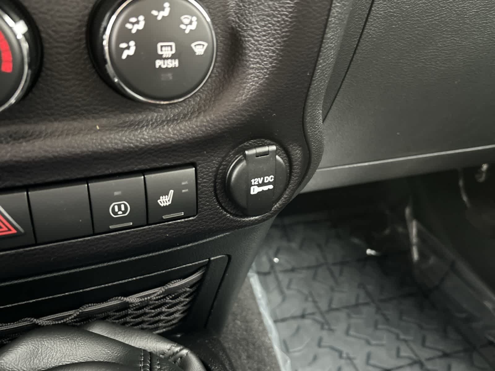 Thumbnail: 2015 Jeep Wrangler - 21