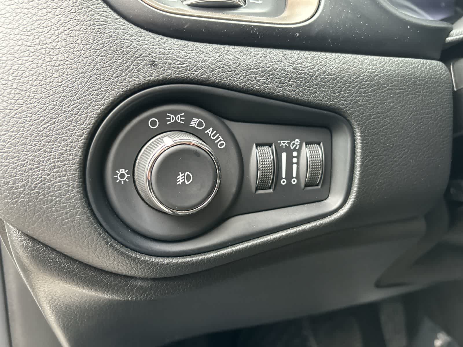 Thumbnail: 2023 Jeep Renegade - 9