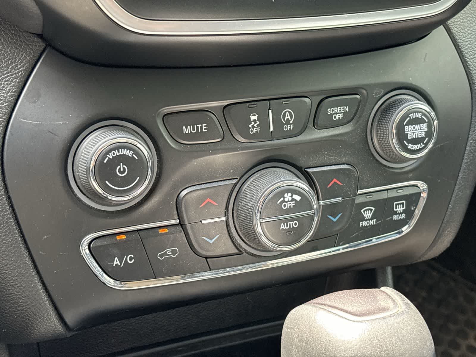 Thumbnail: 2019 Jeep Cherokee - 23