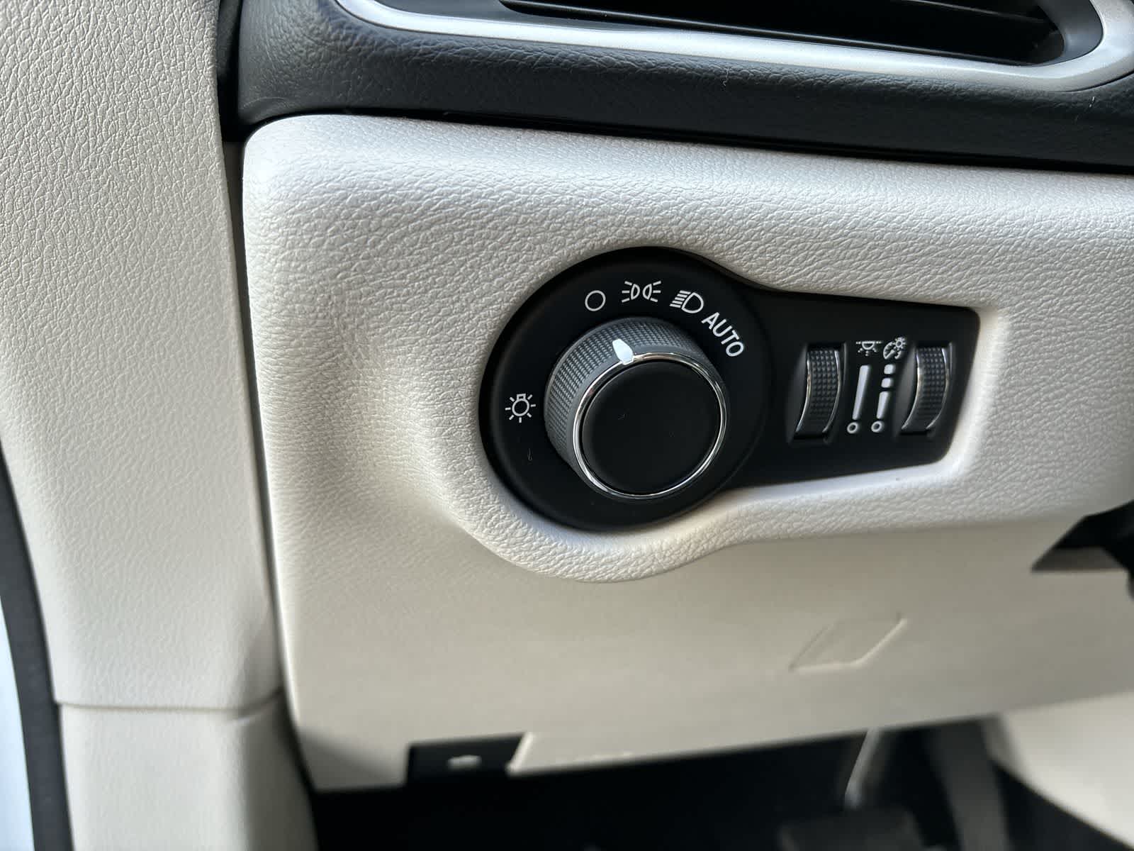 Thumbnail: 2020 Chrysler Voyager - 9