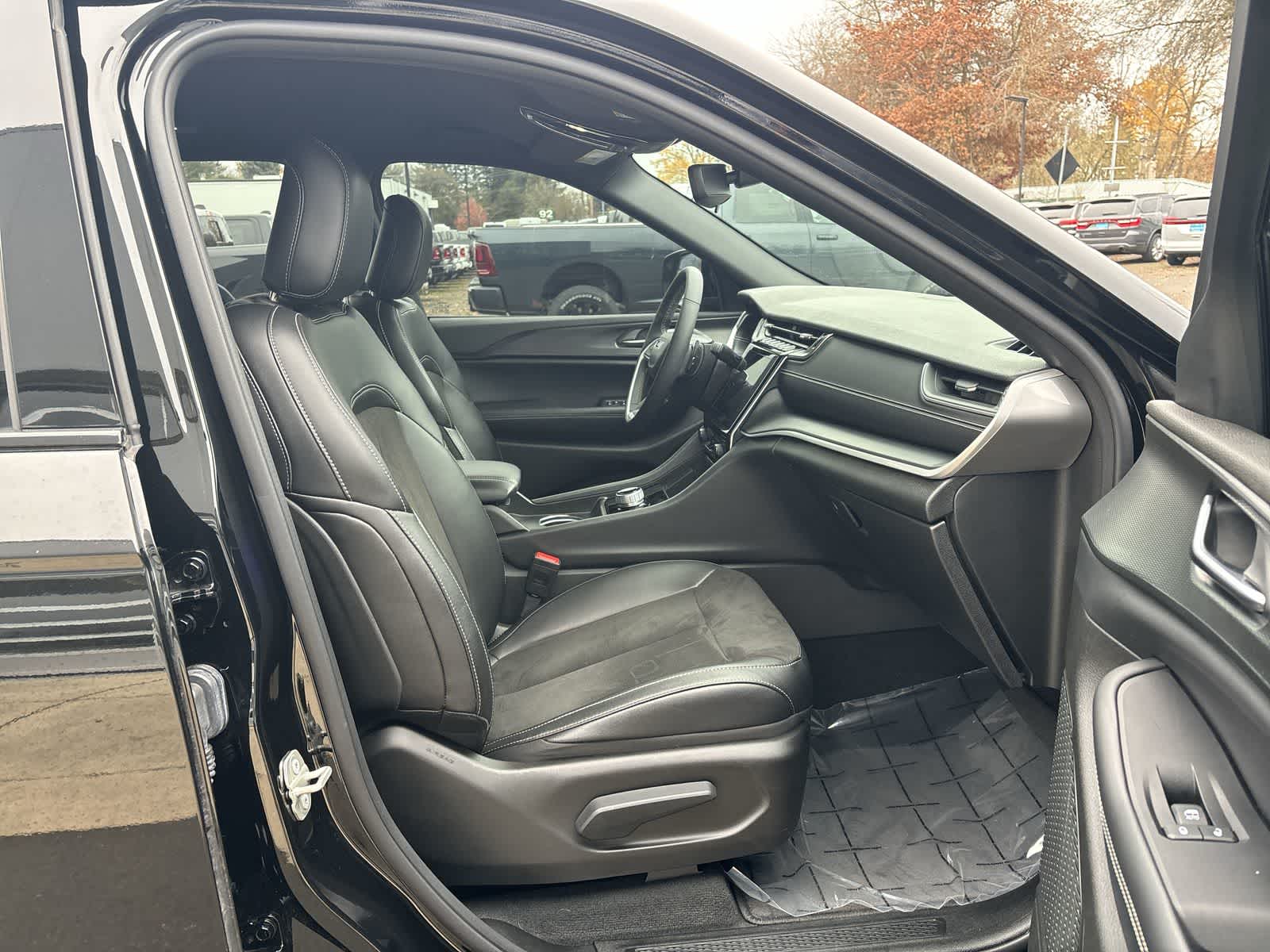 Thumbnail: 2023 Jeep Grand Cherokee - 9