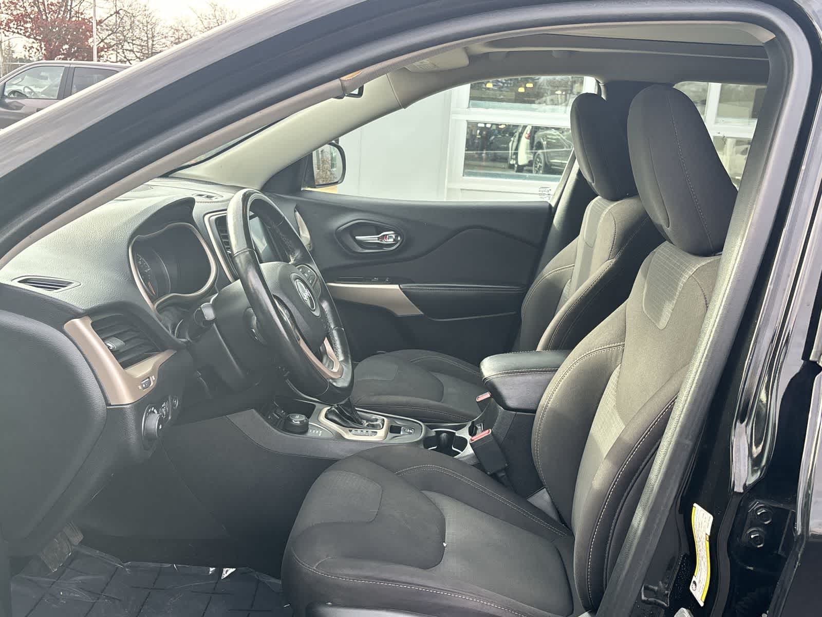 Thumbnail: 2017 Jeep Cherokee - 12