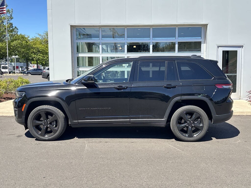 Used 2023 Jeep Grand Cherokee Laredo SUV