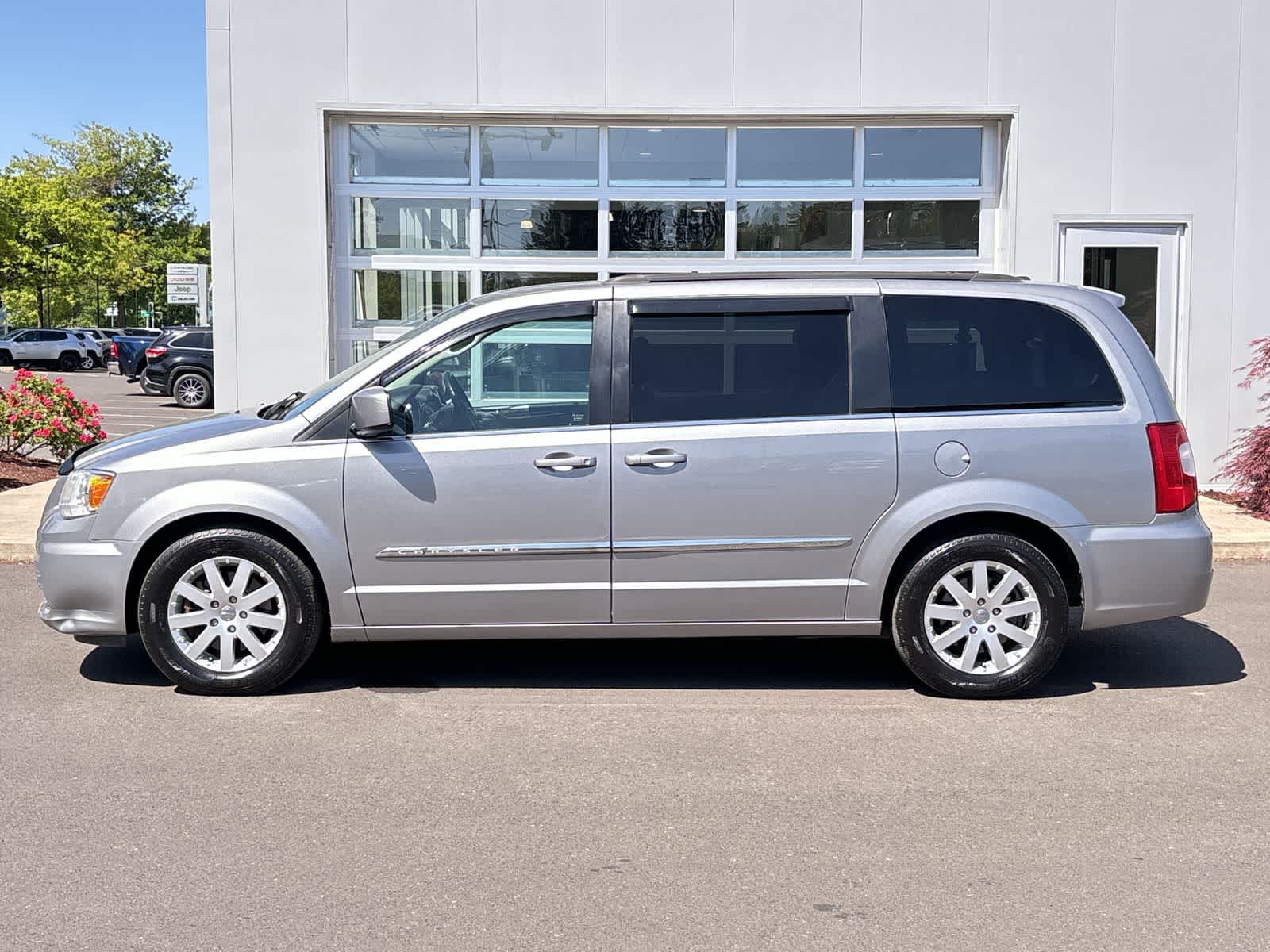 Thumbnail: 2016 Chrysler Town & Country - 2