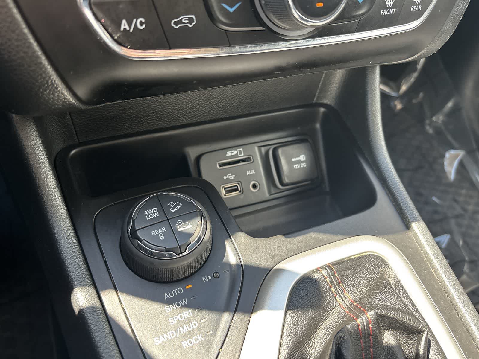 Thumbnail: 2014 Jeep Cherokee - 25