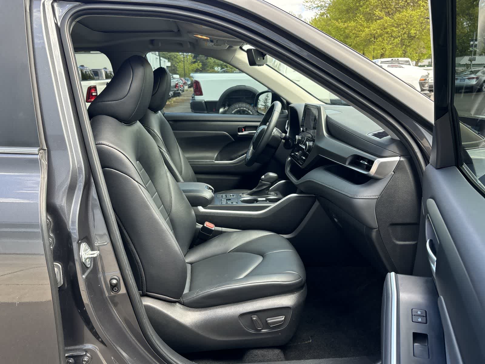 Thumbnail: 2023 Toyota Highlander - 9