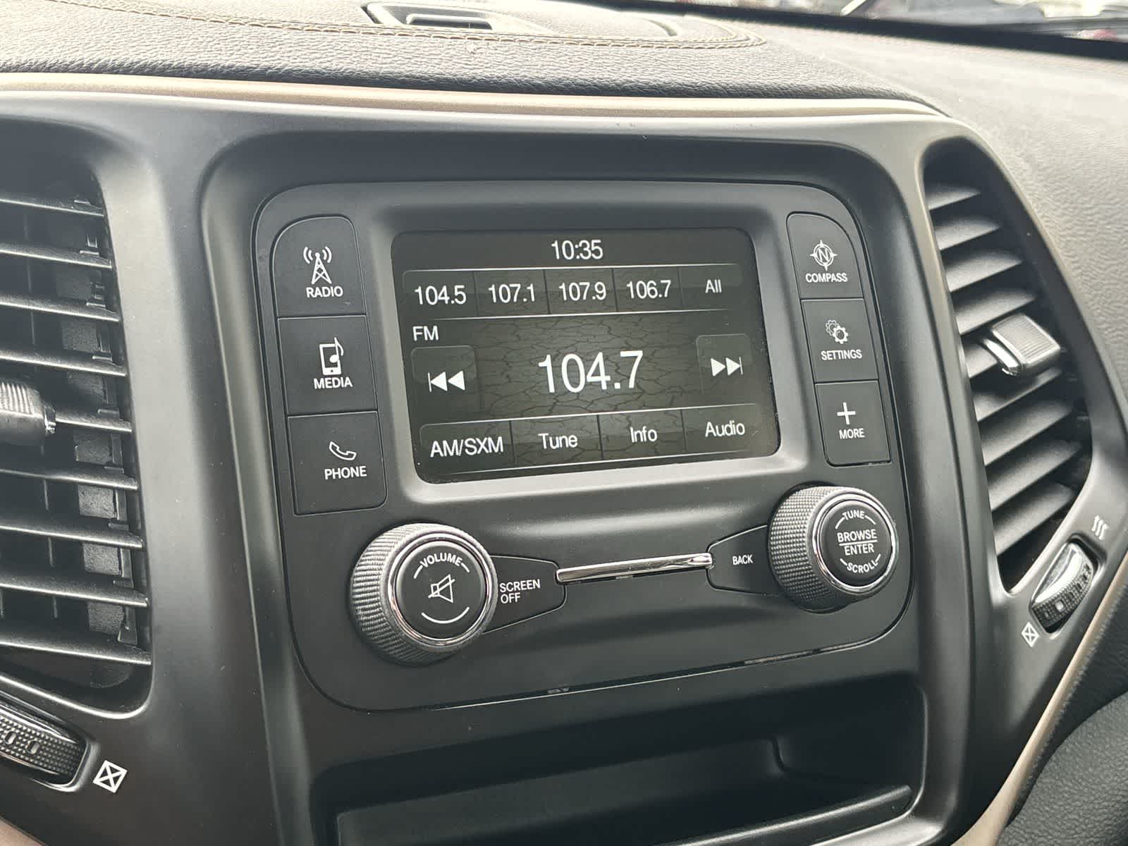 Thumbnail: 2018 Jeep Cherokee - 15