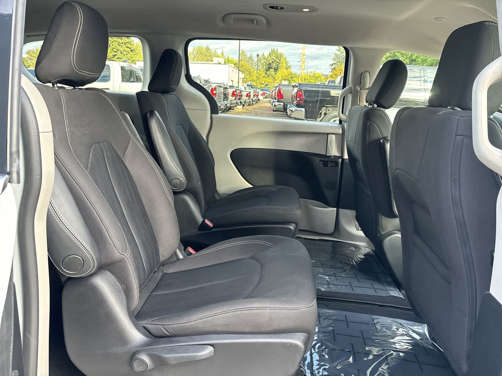 Thumbnail: 2020 Chrysler Voyager - 5