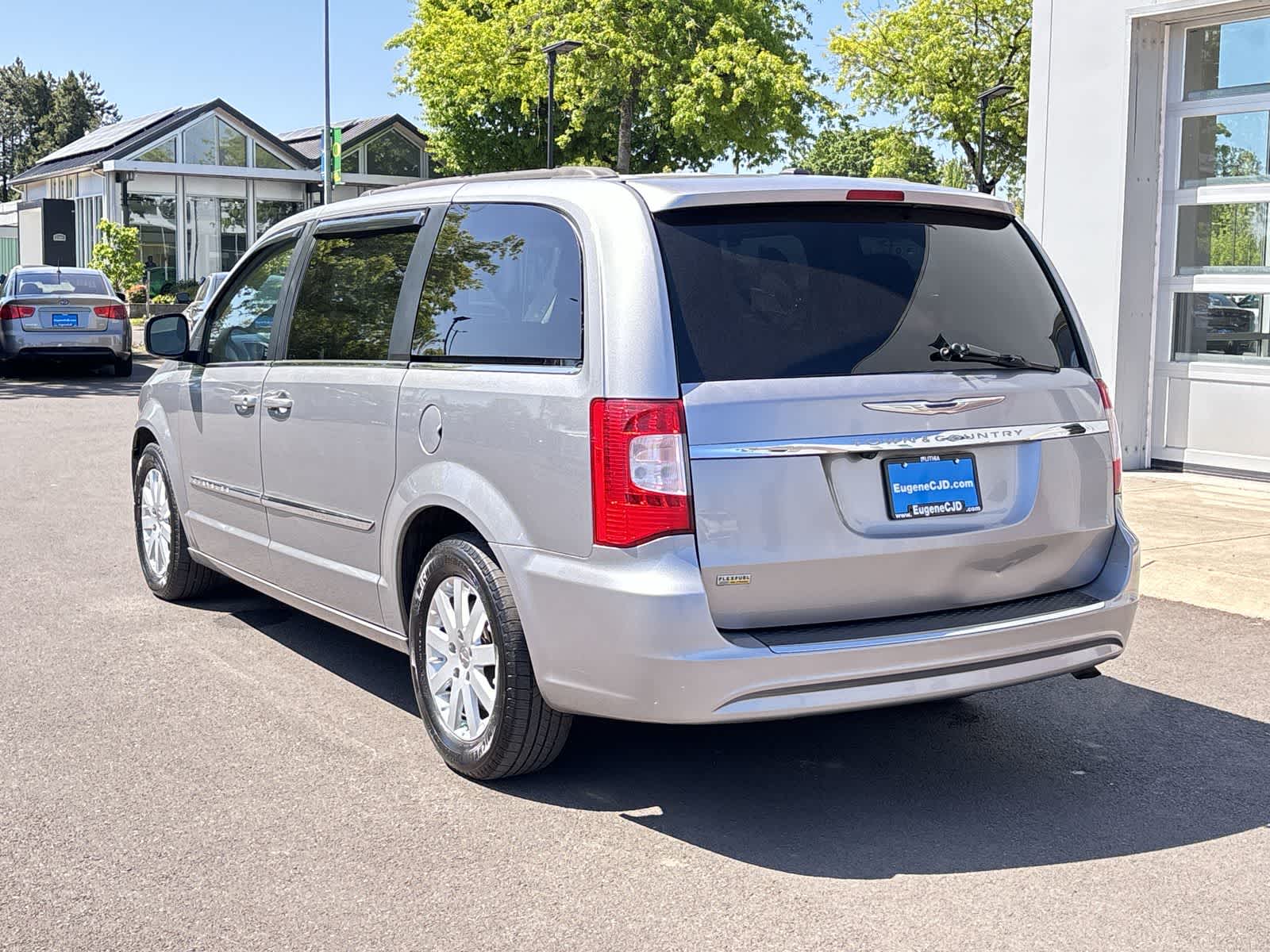 Thumbnail: 2016 Chrysler Town & Country - 3