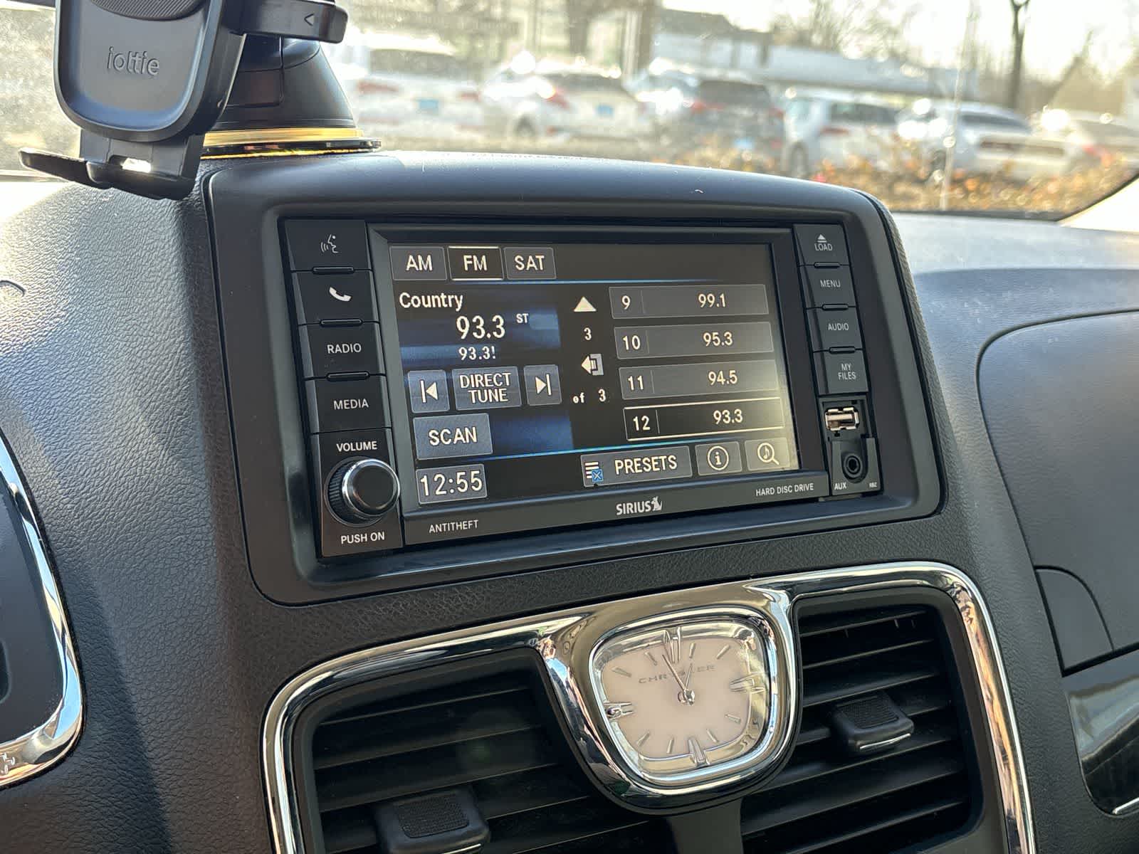 Thumbnail: 2016 Chrysler Town & Country - 11