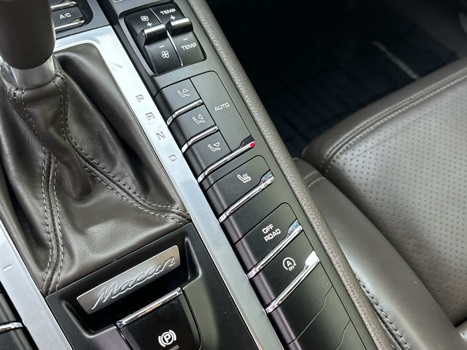 Thumbnail: 2015 Porsche Macan - 25