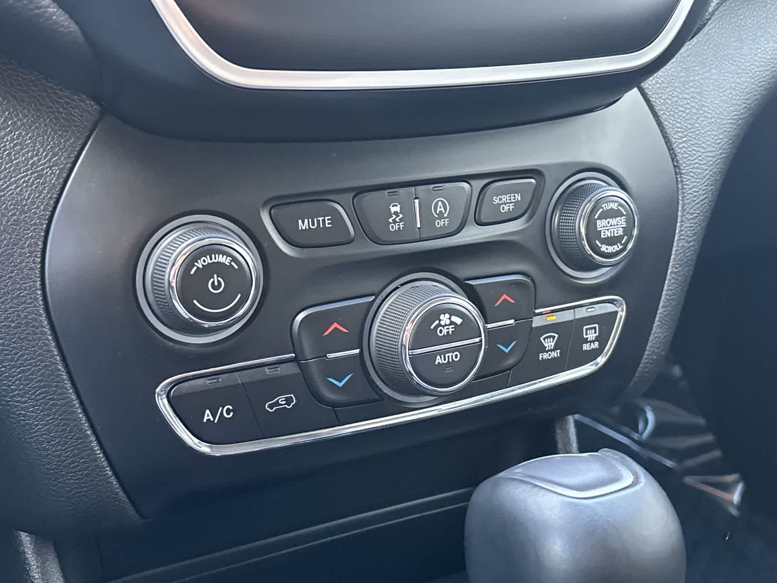 Thumbnail: 2019 Jeep Cherokee - 23