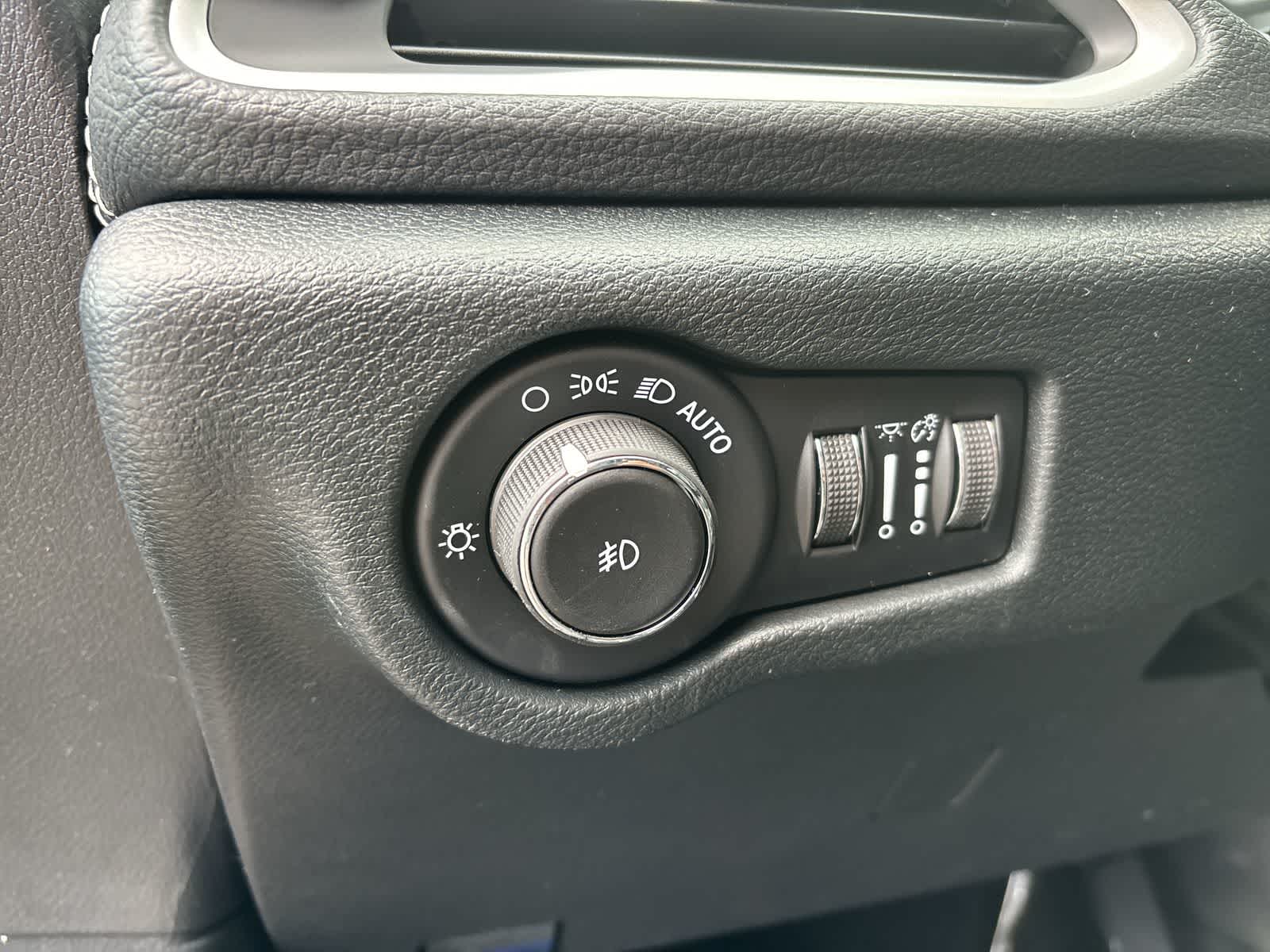 Thumbnail: 2026 Chrysler Pacifica - 10