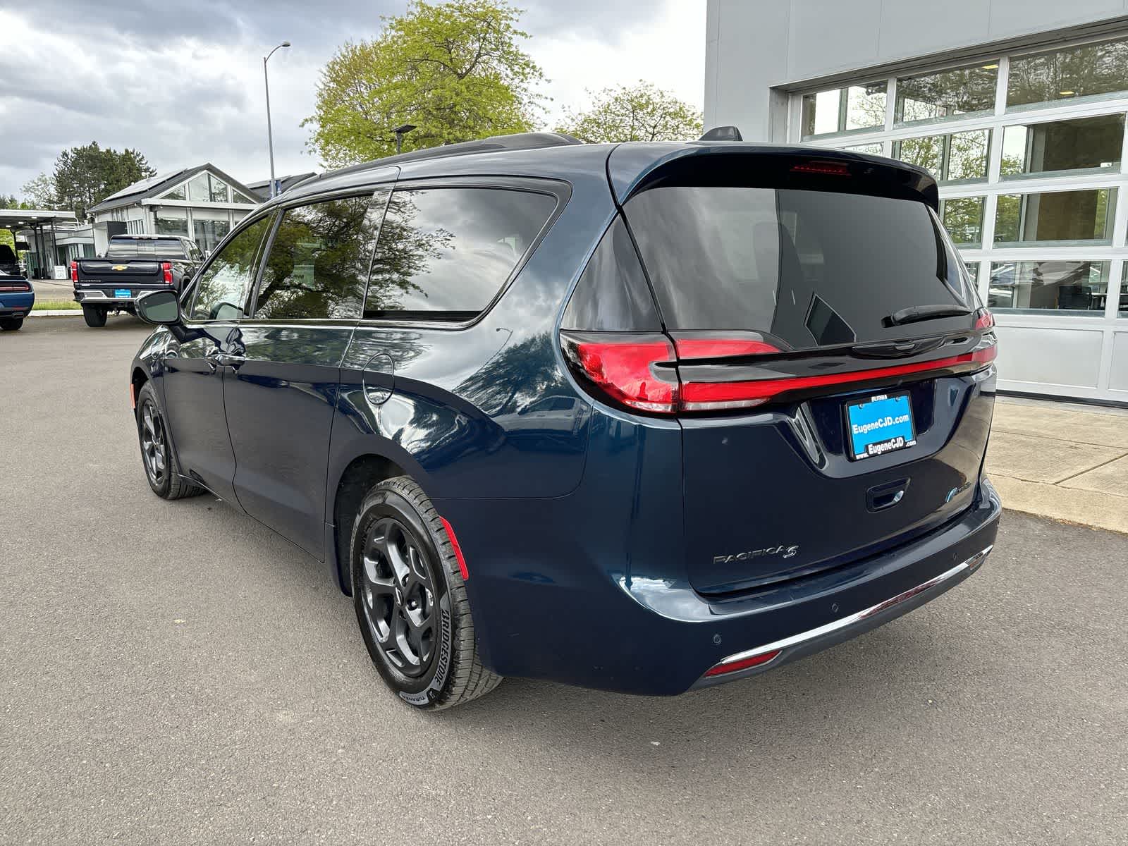 Thumbnail: 2023 Chrysler Pacifica - 3
