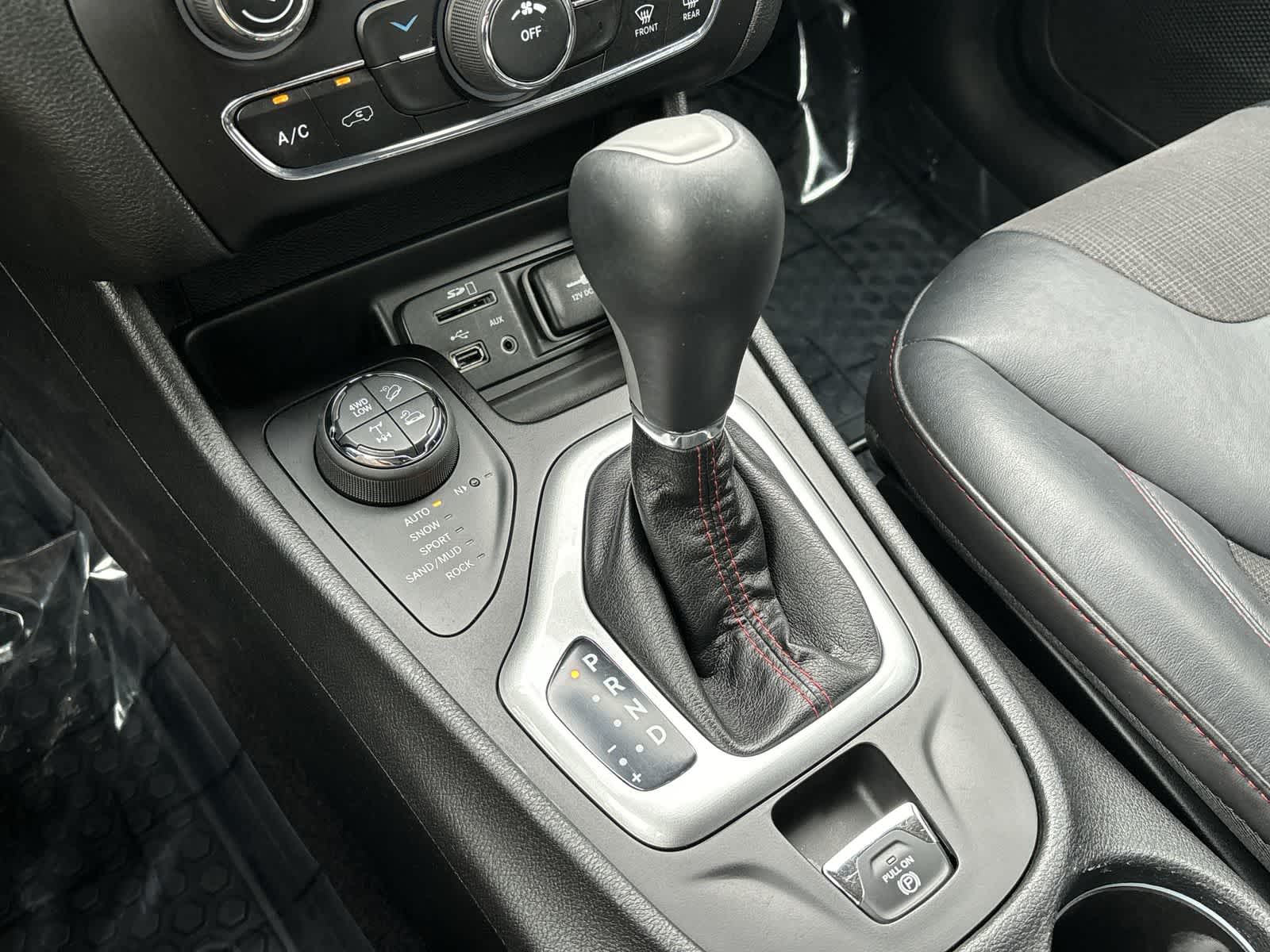 Thumbnail: 2017 Jeep Cherokee - 28
