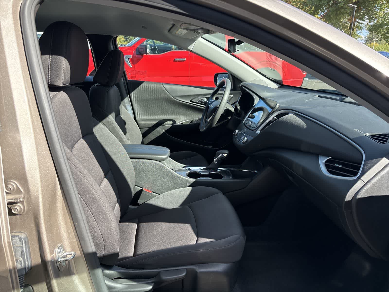 2023 Chevrolet Malibu 1LT photo 2