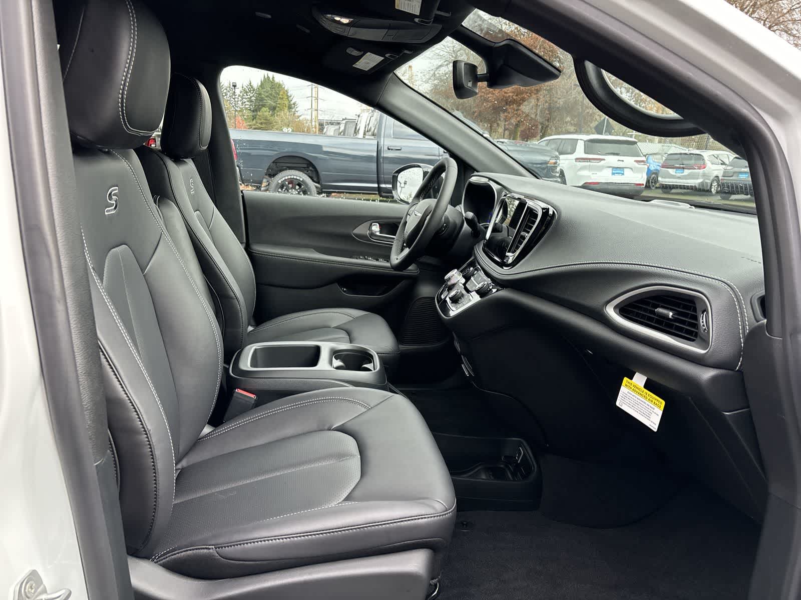 Thumbnail: 2026 Chrysler Pacifica - 6