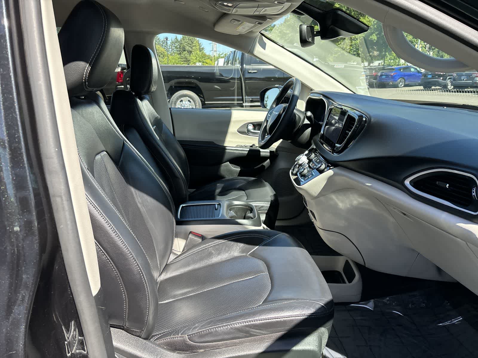 Thumbnail: 2022 Chrysler Pacifica - 4