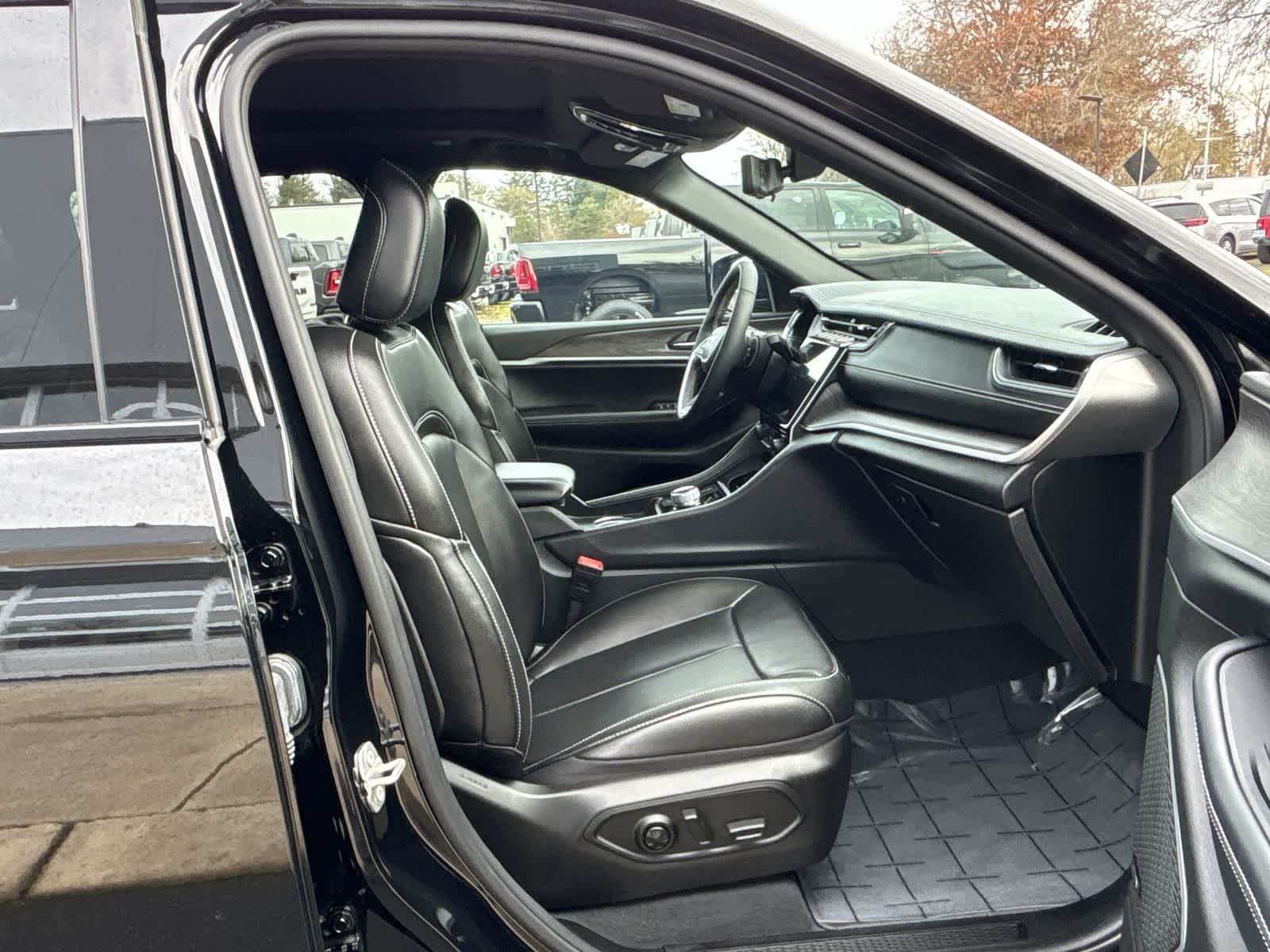 Thumbnail: 2024 Jeep Grand Cherokee - 9