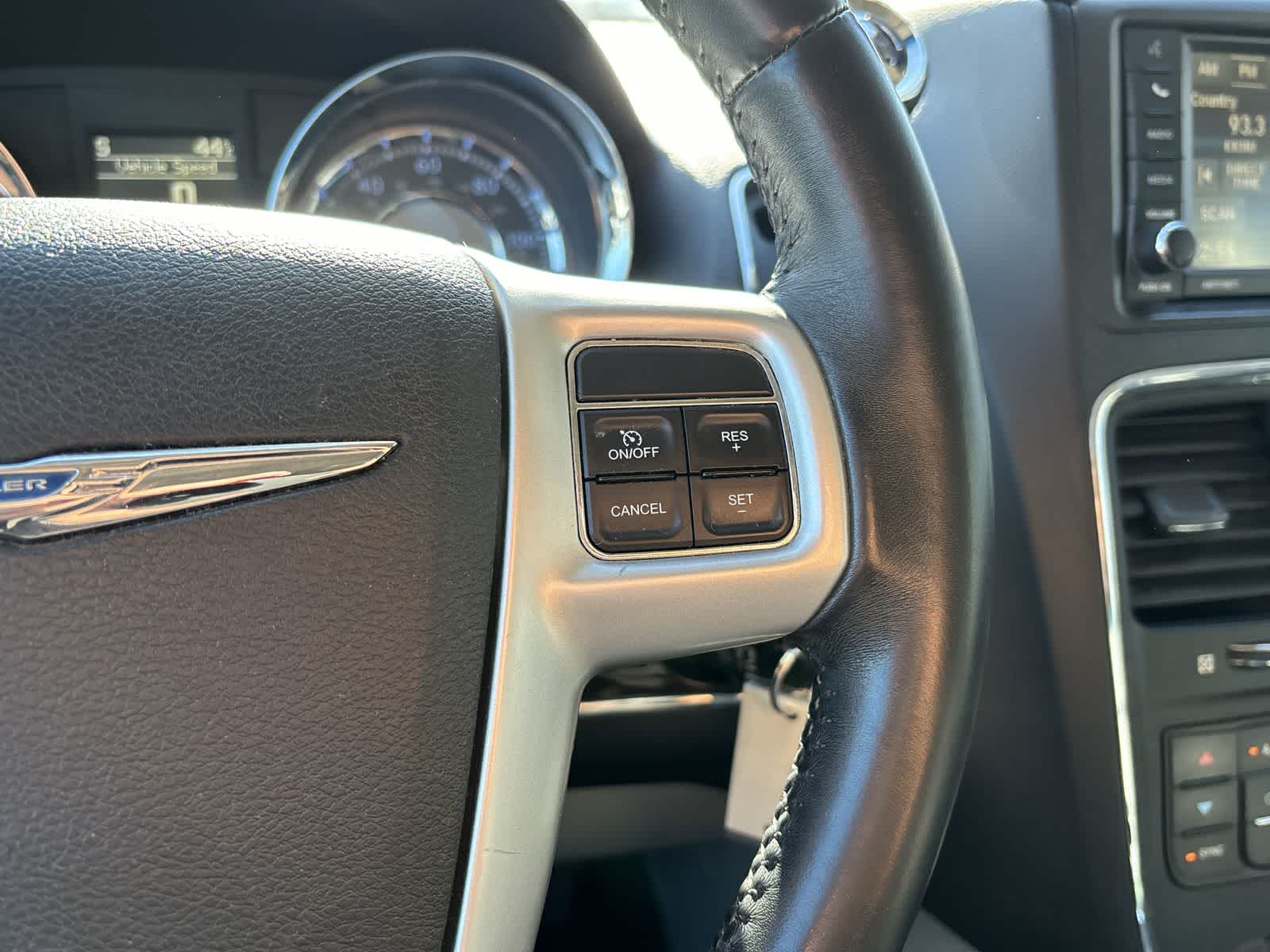 Thumbnail: 2016 Chrysler Town & Country - 9