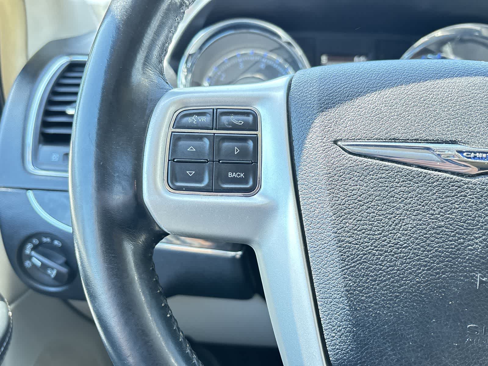 Thumbnail: 2016 Chrysler Town & Country - 14