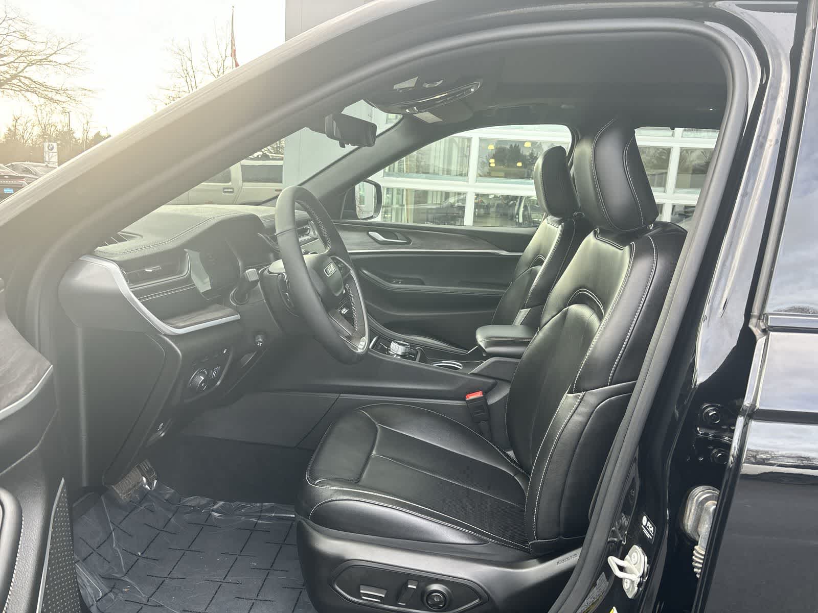 Thumbnail: 2024 Jeep Grand Cherokee - 12