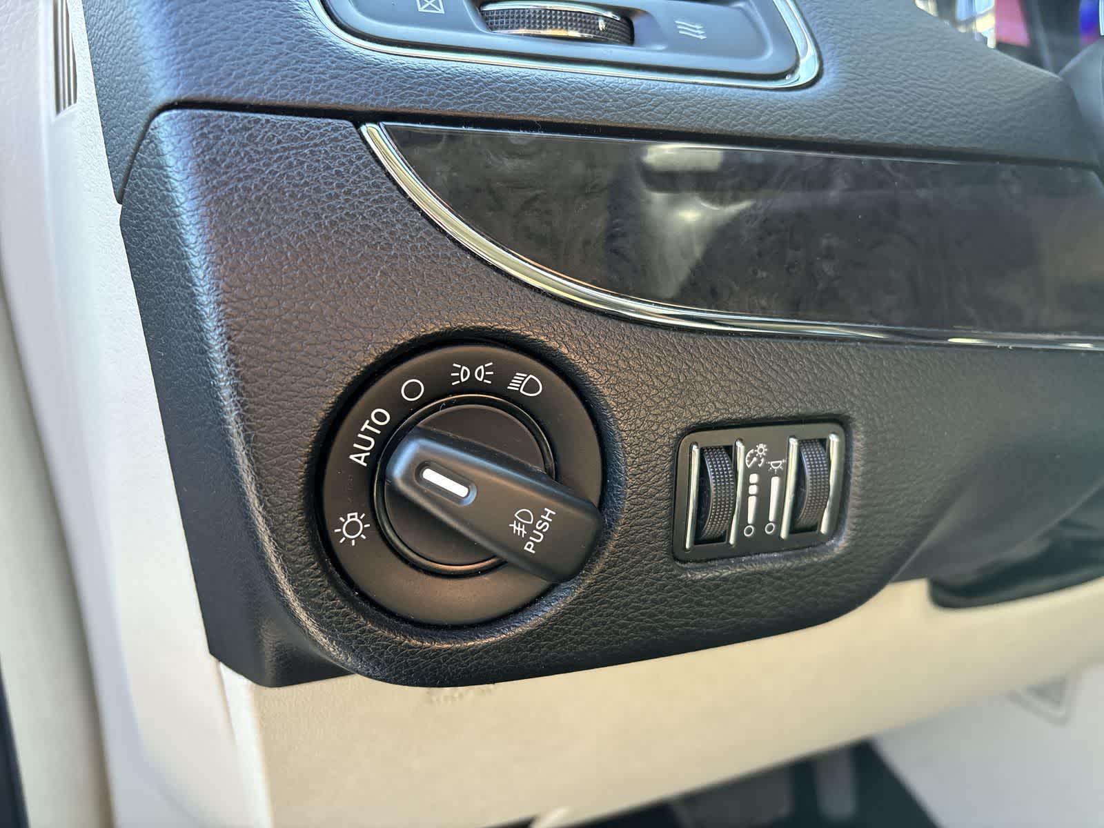 Thumbnail: 2016 Chrysler Town & Country - 6