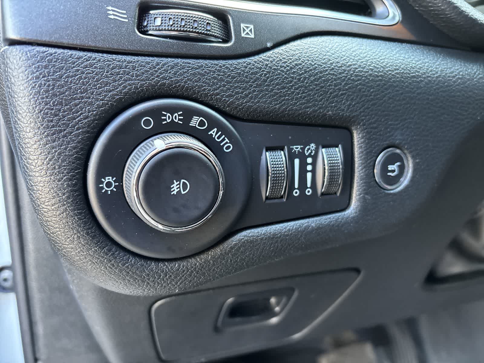 Thumbnail: 2022 Jeep Cherokee - 11