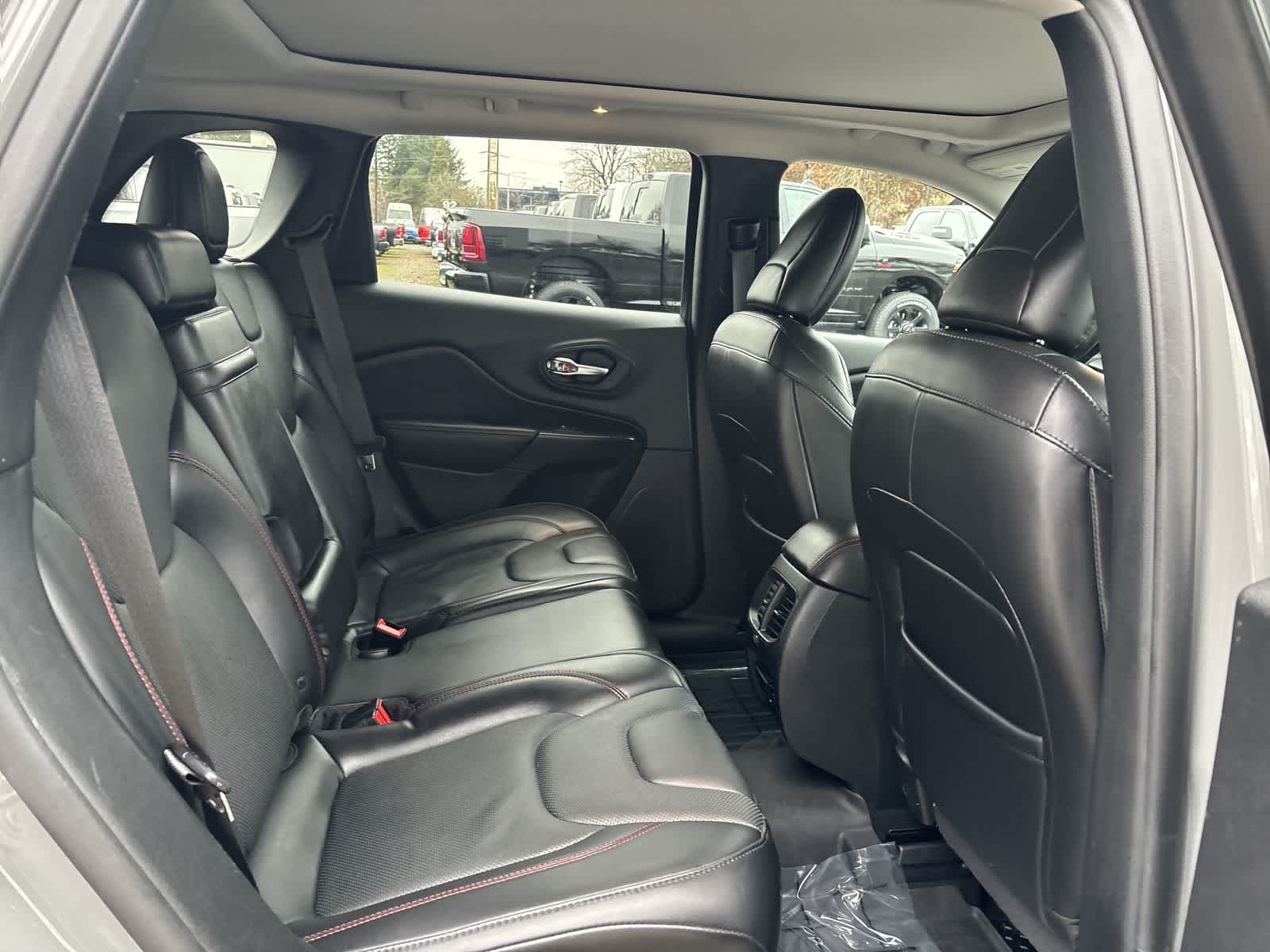 Thumbnail: 2019 Jeep Cherokee - 8