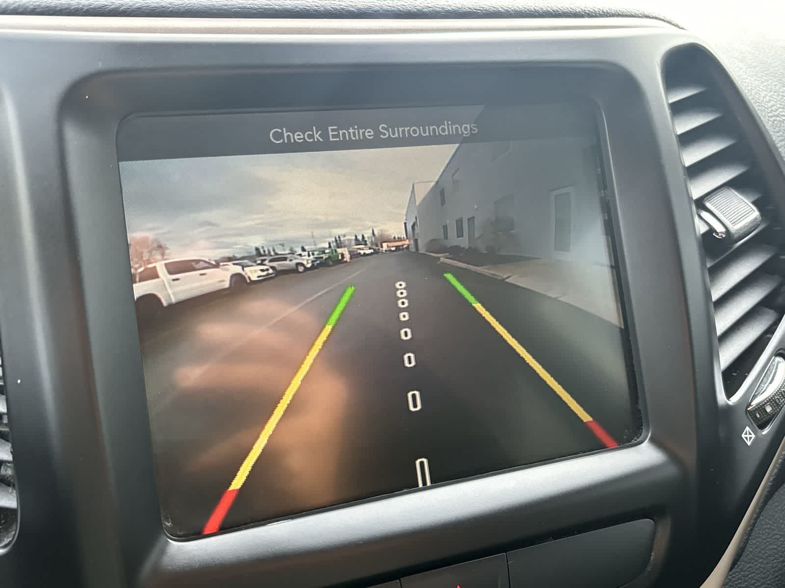 Thumbnail: 2017 Jeep Cherokee - 23