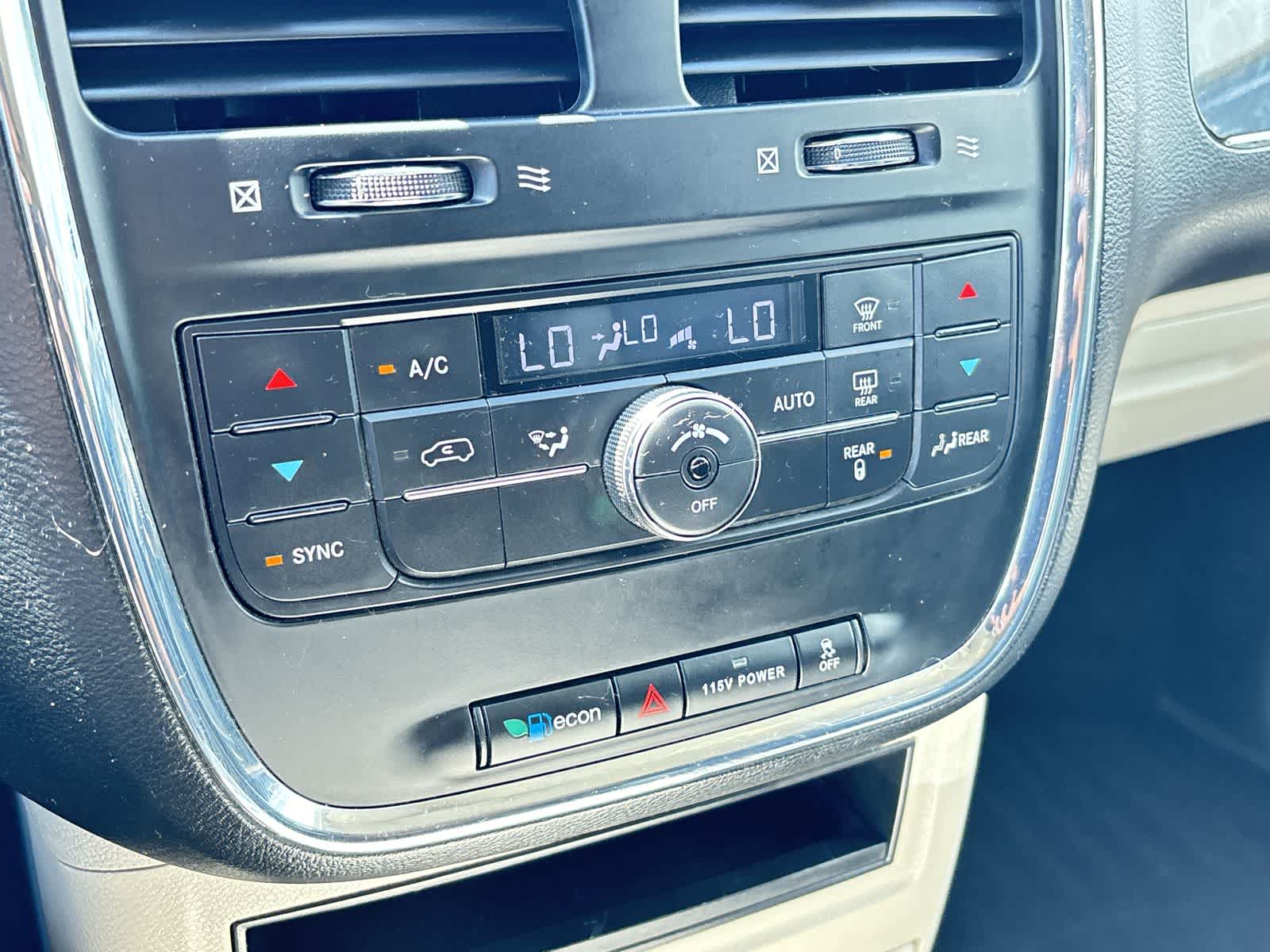 Thumbnail: 2016 Chrysler Town & Country - 25
