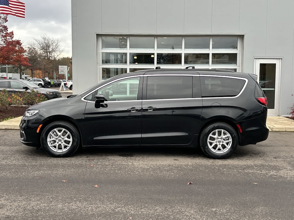 Used 2022 Chrysler Pacifica Touring L Van Passenger Van