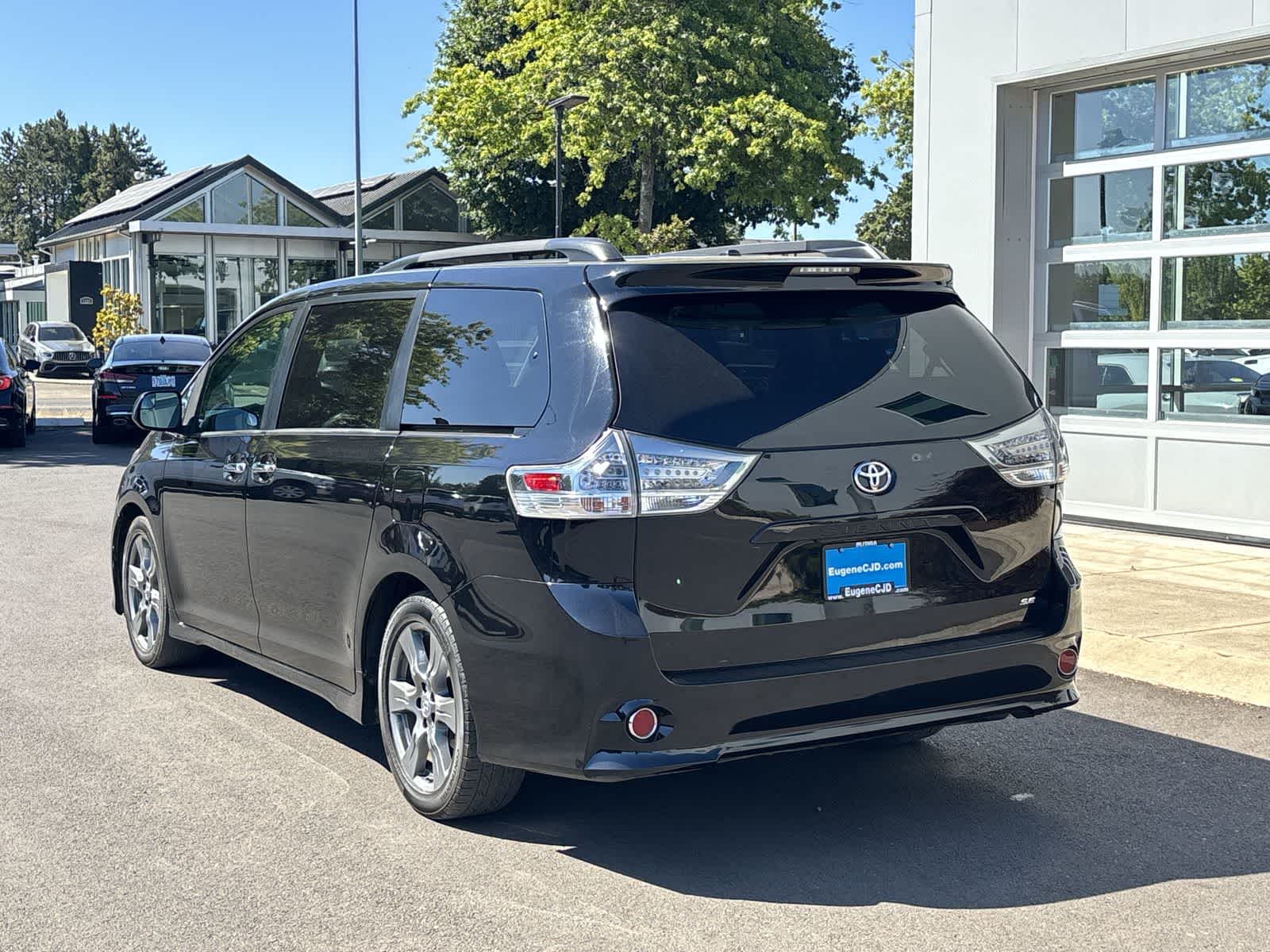 Thumbnail: 2017 Toyota Sienna - 3