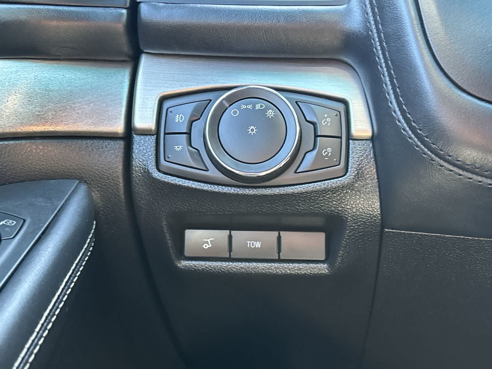 Thumbnail: 2016 Ford Explorer - 16