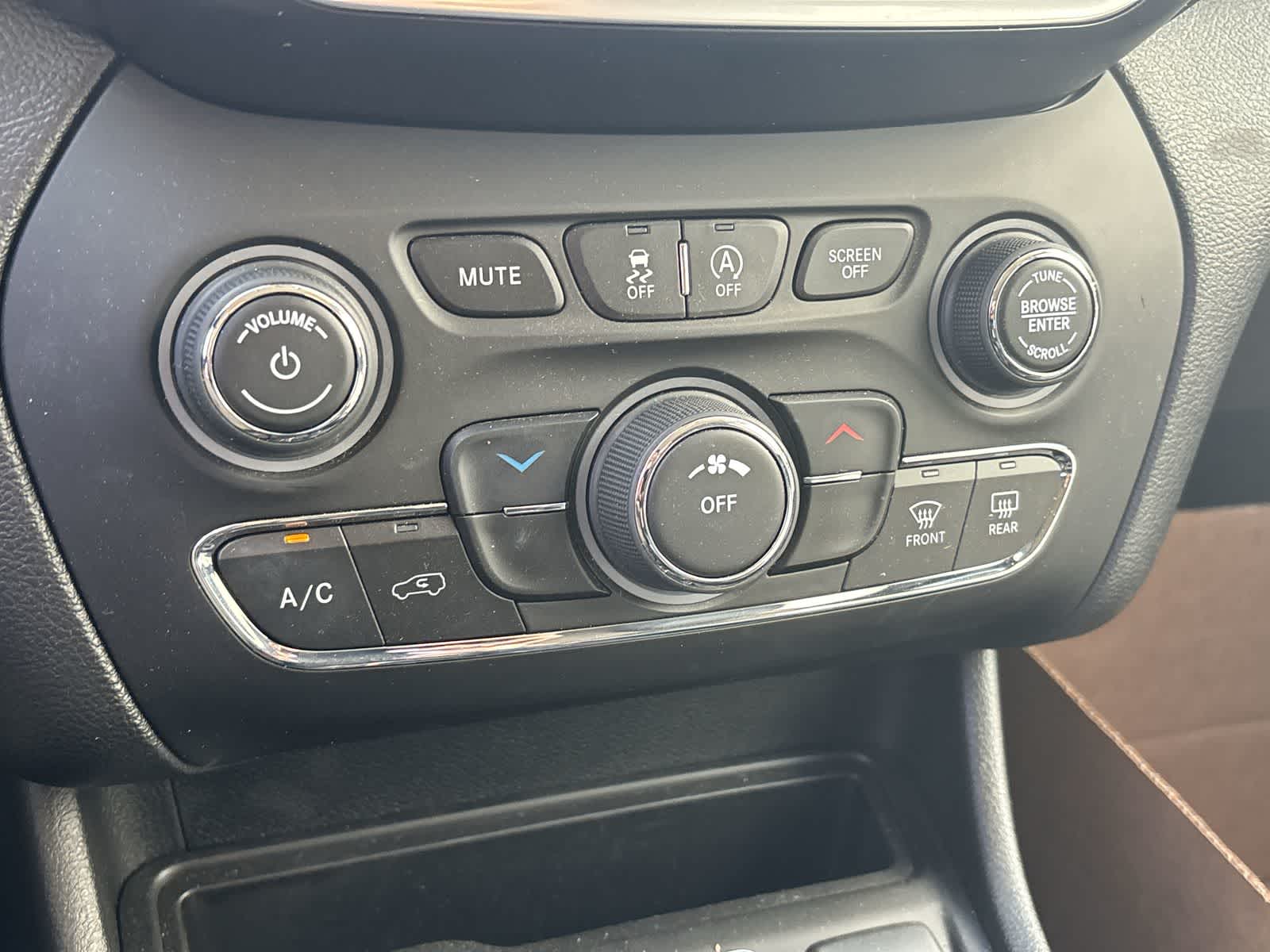 Thumbnail: 2021 Jeep Cherokee - 18